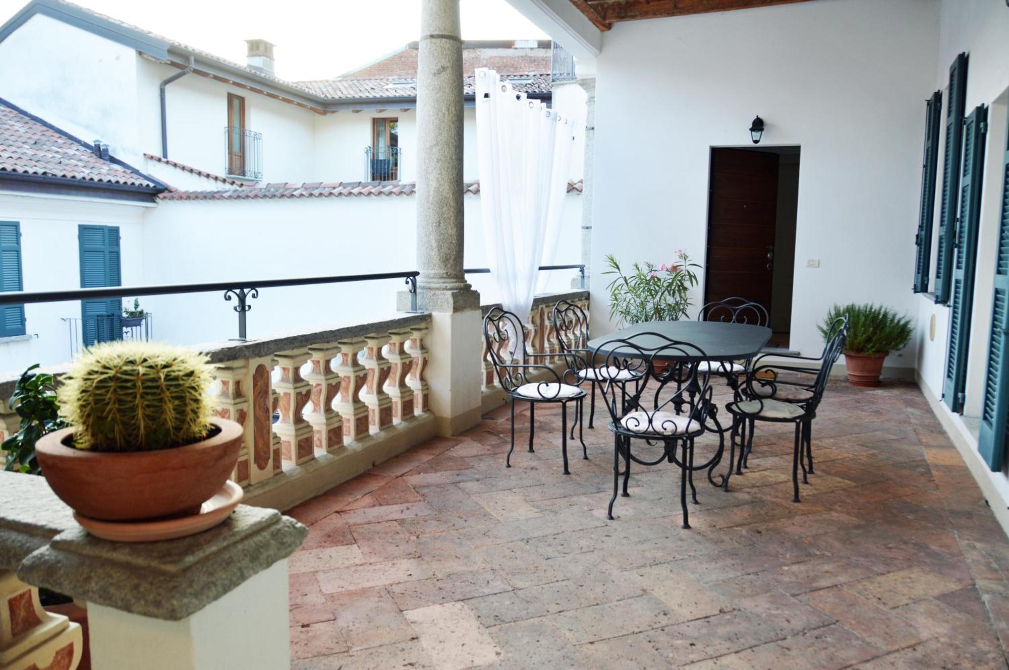 Villa Maghetti - Modernized Flat In Historic Palazzo In The Center Of Luino Exterior photo
